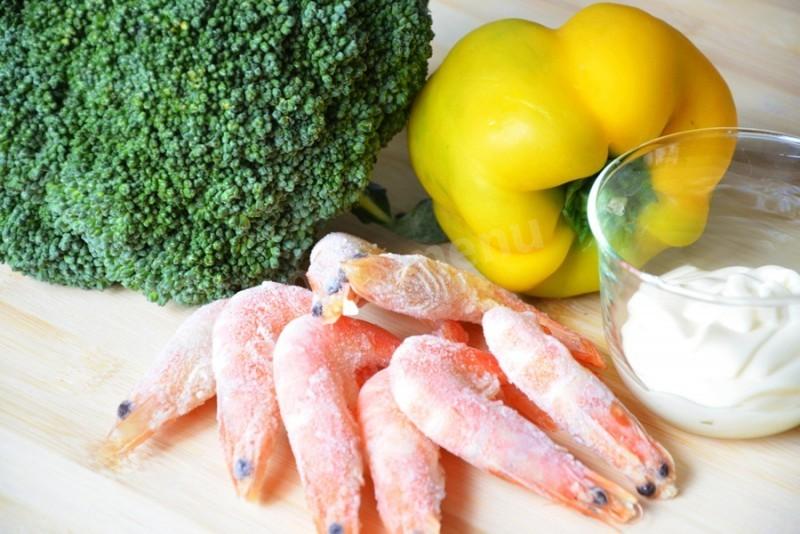 Шаг 1 приготовления Салат с брокколи и креветками