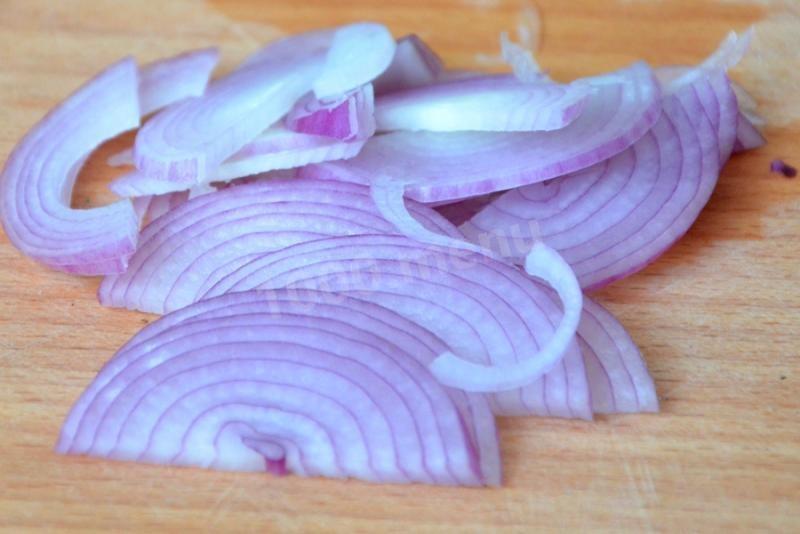 Шаг 3 приготовления Салат с консервированный тунцом и перепелиными яйцами