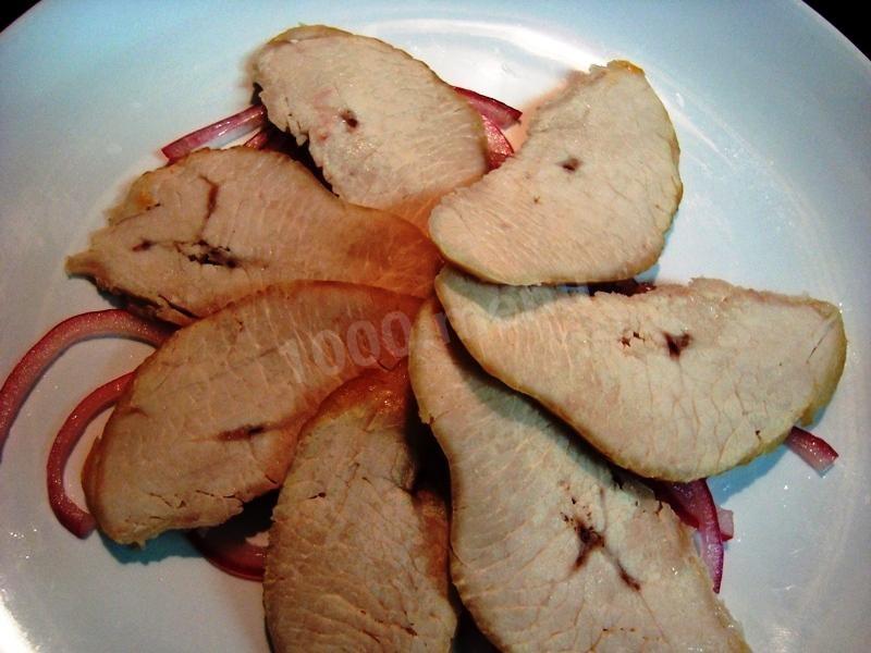 Шаг 4 приготовления Салат с хурмой и курицей с орехами