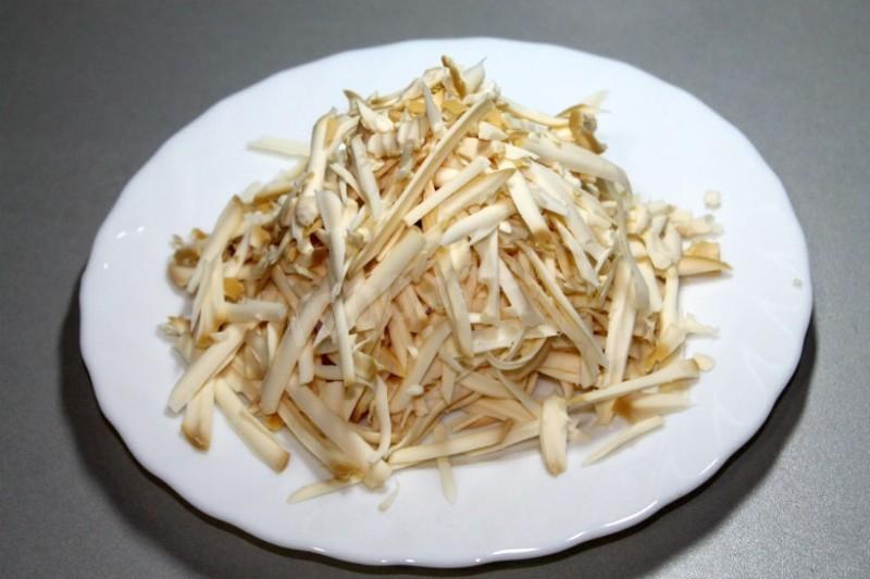 Шаг 2 приготовления Салат с капустой и копчёным сыром