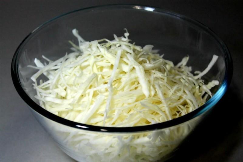 Шаг 3 приготовления Салат с капустой и копчёным сыром