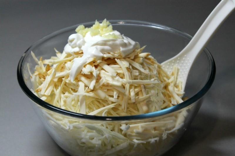 Шаг 4 приготовления Салат с капустой и копчёным сыром