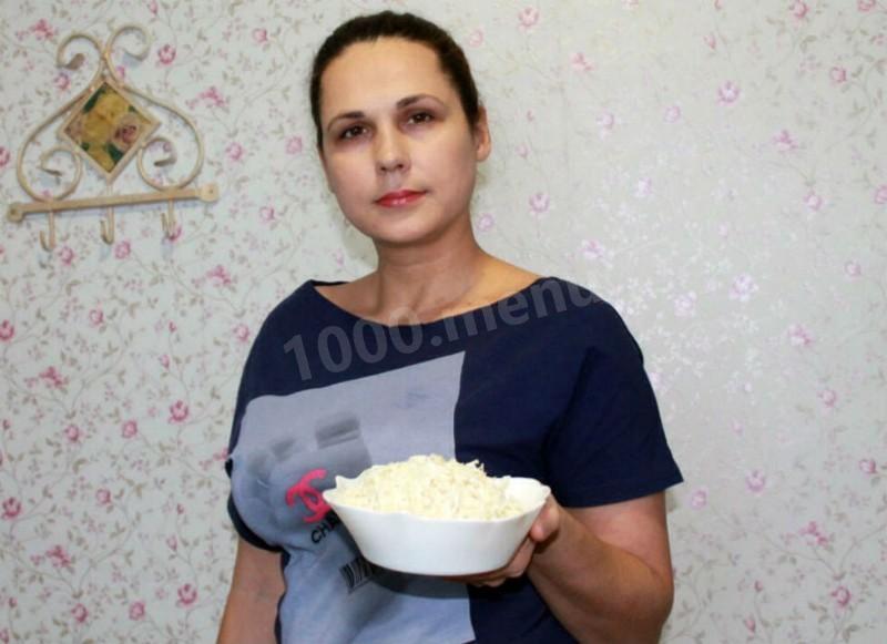 Шаг 6 приготовления Салат с капустой и копчёным сыром