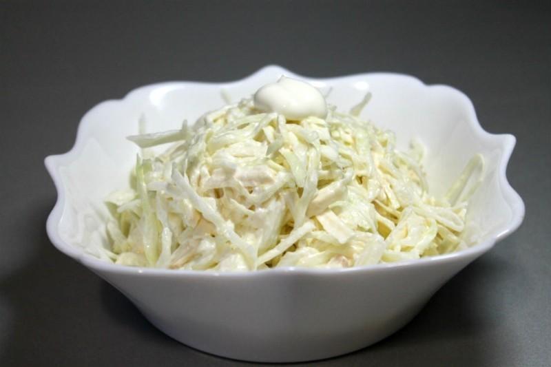 Обложка рецепта Салат с капустой и копчёным сыром
