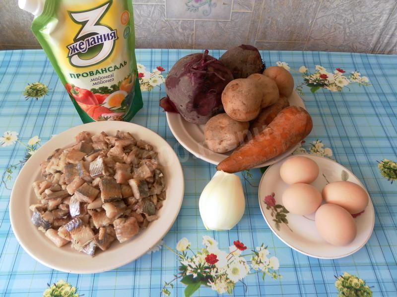 Шаг 4 приготовления Классический салат сельдь под шубой с яйцом