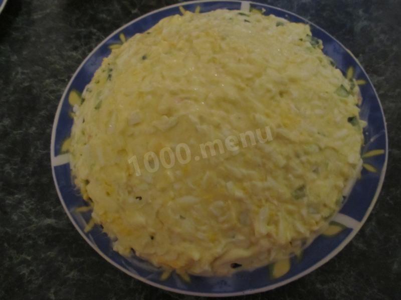 Шаг 6 приготовления Салат с плавленным сыром, огурцом и крабовыми палочками