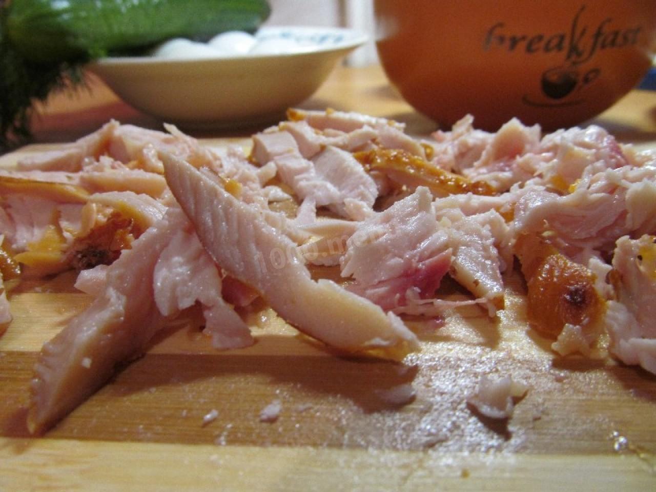 Шаг 1 приготовления Салат с курицей сметаной и огурцом