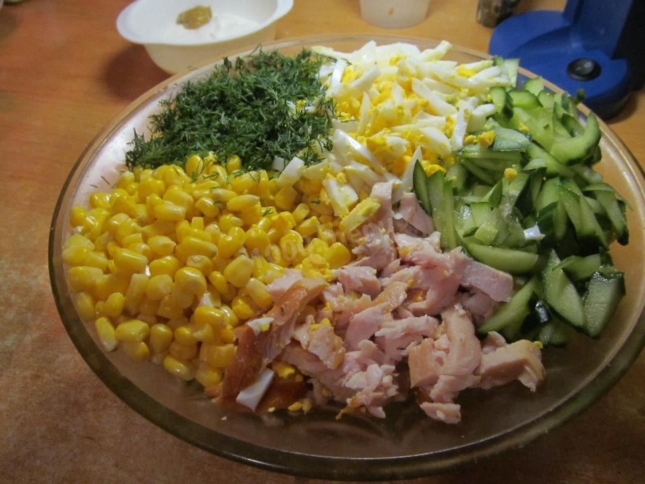 Шаг 4 приготовления Салат с курицей сметаной и огурцом