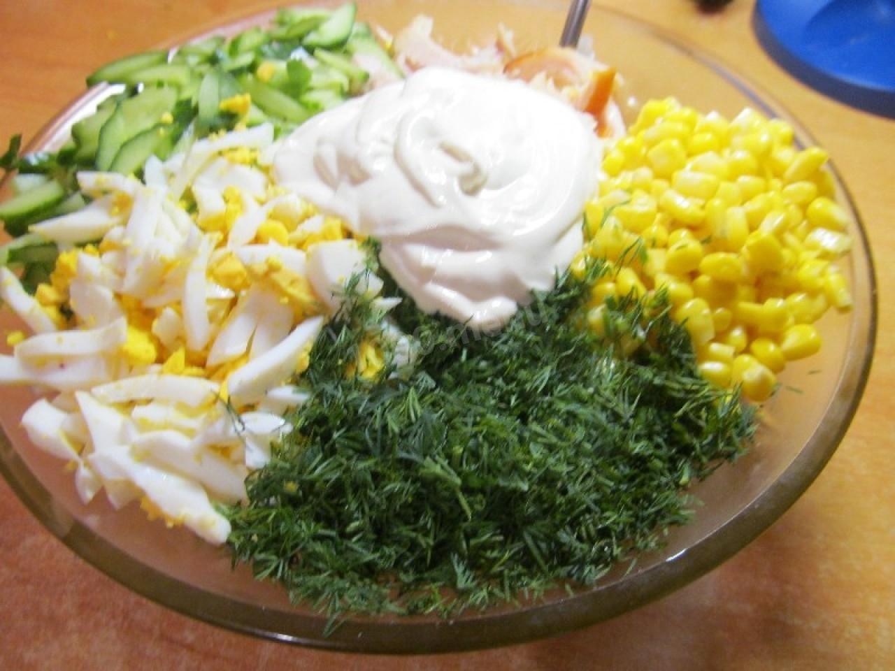 Шаг 6 приготовления Салат с курицей сметаной и огурцом