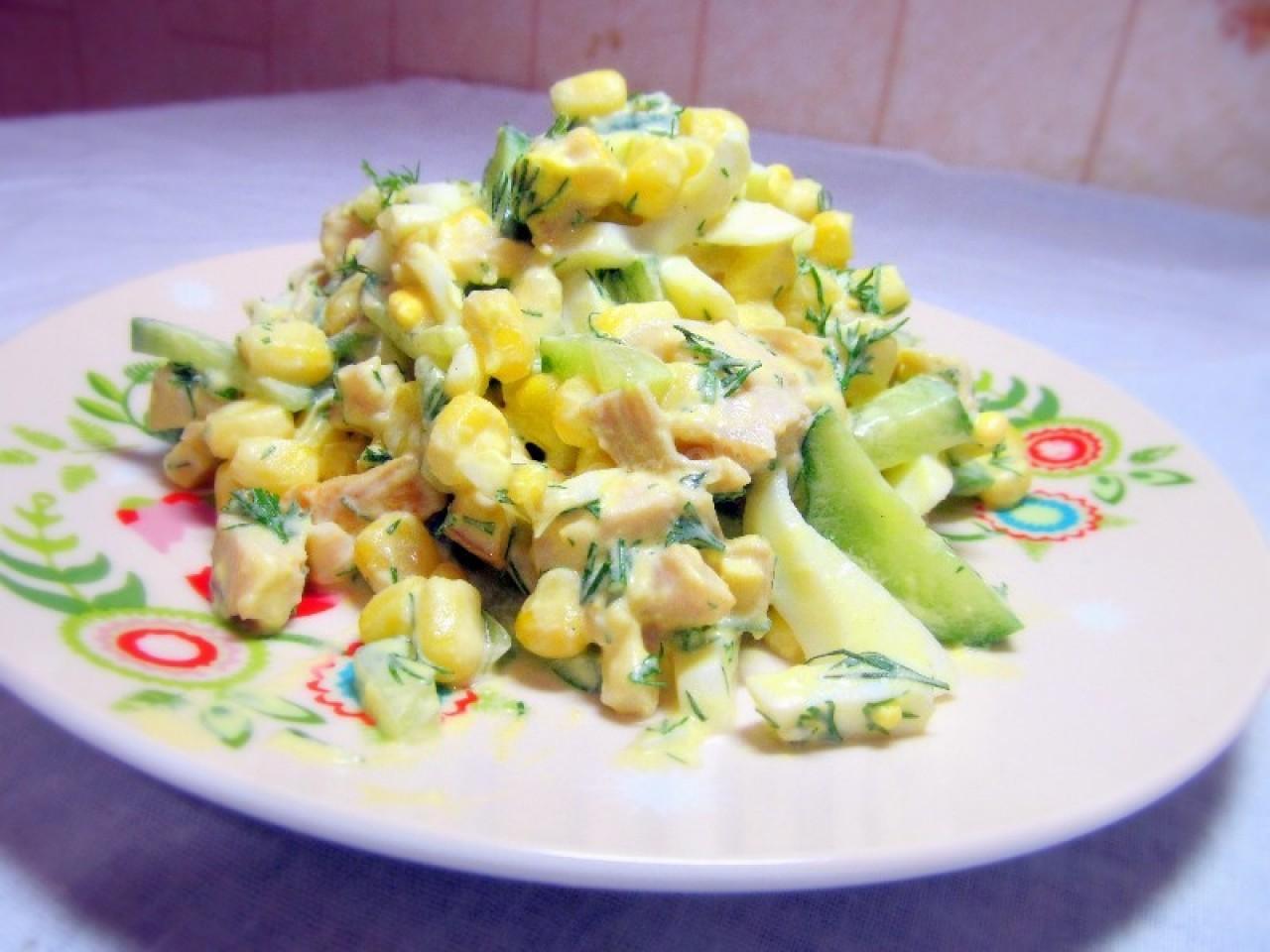 Шаг 7 приготовления Салат с курицей сметаной и огурцом
