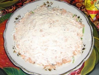 Шаг 3 приготовления Салат Ромашковое поле с горбушей консервами