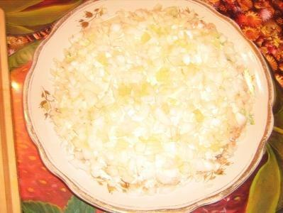 Шаг 4 приготовления Салат Ромашковое поле с горбушей консервами
