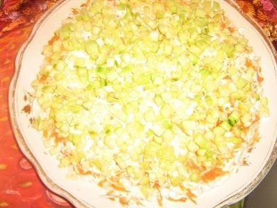 Шаг 6 приготовления Салат Ромашковое поле с горбушей консервами