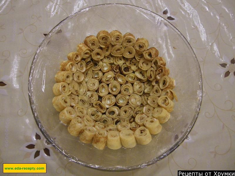 Шаг 10 приготовления Салат с блинами и курицей Розы для любимого