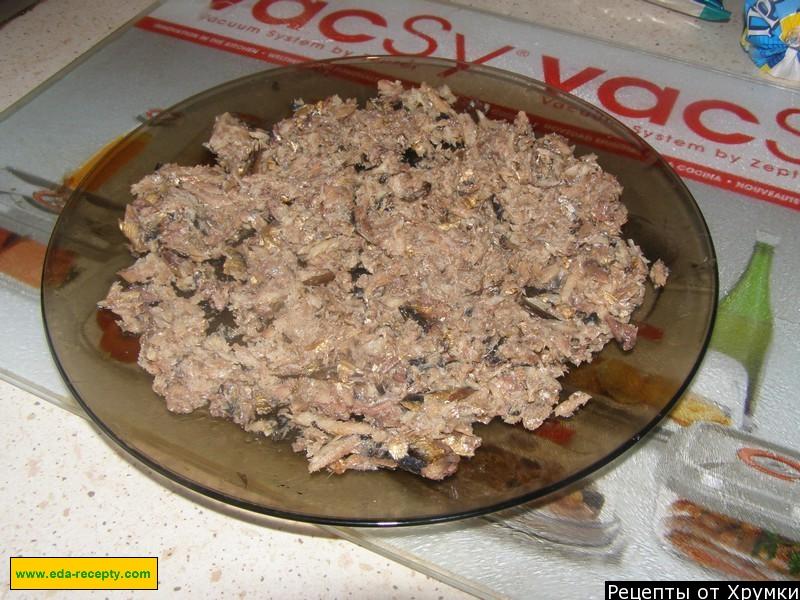 Шаг 2 приготовления Салат со шпротами и сухариками