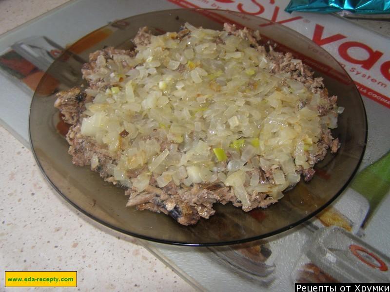Шаг 3 приготовления Салат со шпротами и сухариками