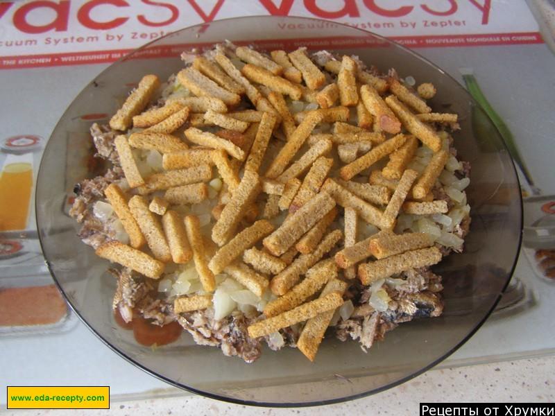 Шаг 4 приготовления Салат со шпротами и сухариками