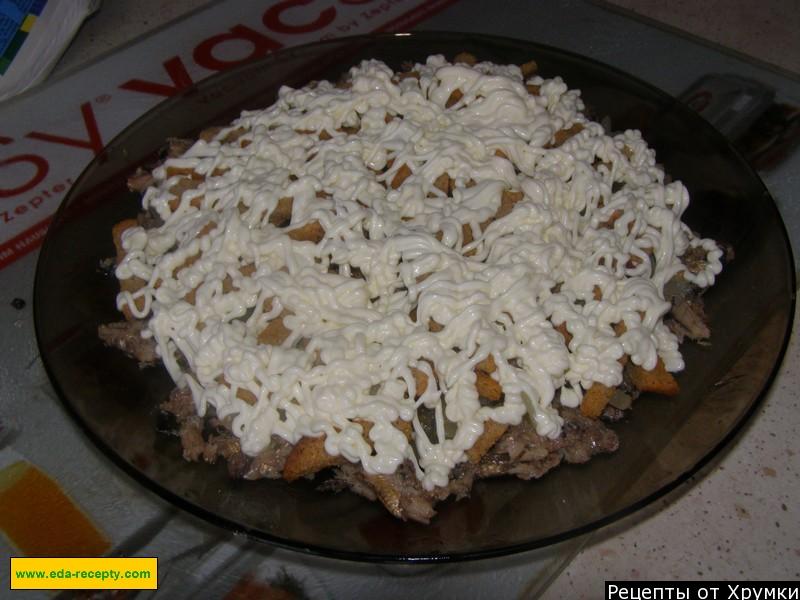 Шаг 5 приготовления Салат со шпротами и сухариками