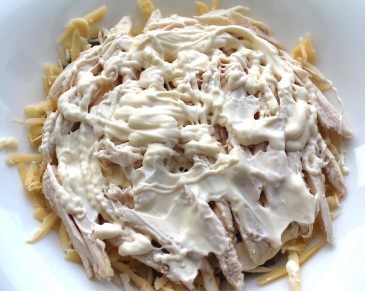 Шаг 8 приготовления Салат с шампиньонами, твердым сыром и куриным филе