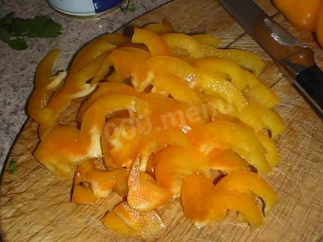 Шаг 3 приготовления Салат Морской бриз кальмары, креветки, перец, пармезан