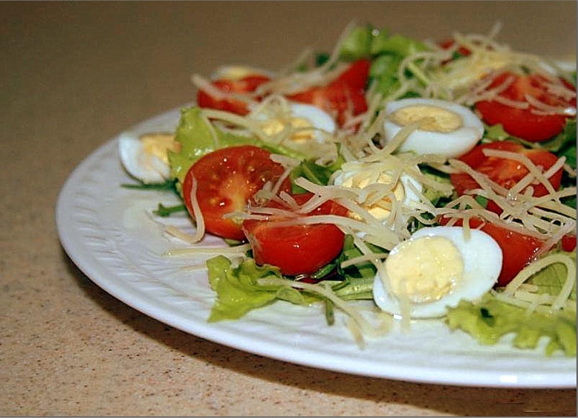 Обложка рецепта cалат с рукколой и помидорами и перепелиными яйцами