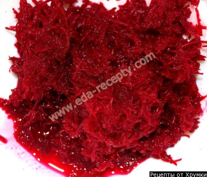 Шаг 2 приготовления Салат из сырой свеклы с грецкими орехами и черносливом