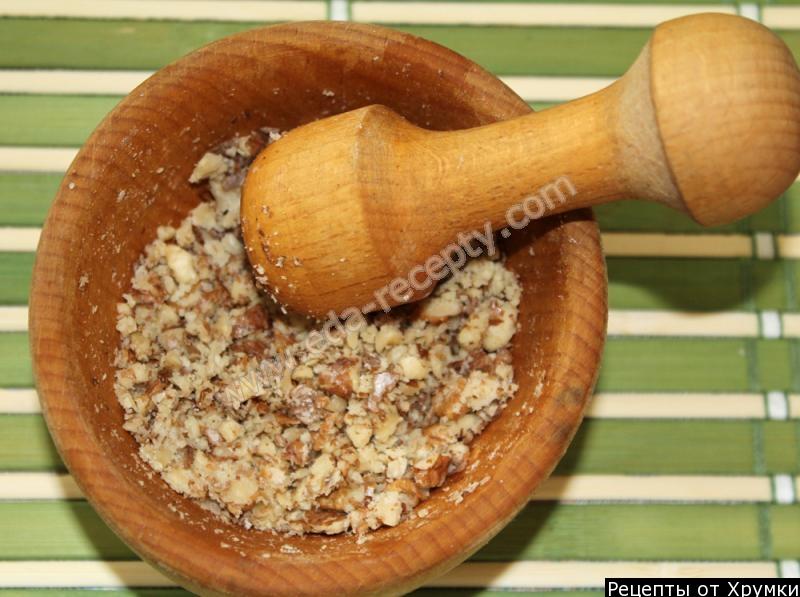 Шаг 4 приготовления Салат из сырой свеклы с грецкими орехами и черносливом