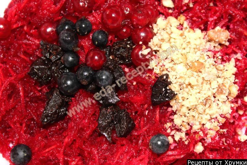 Шаг 5 приготовления Салат из сырой свеклы с грецкими орехами и черносливом