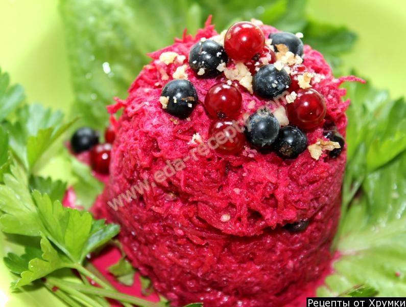 Шаг 6 приготовления Салат из сырой свеклы с грецкими орехами и черносливом