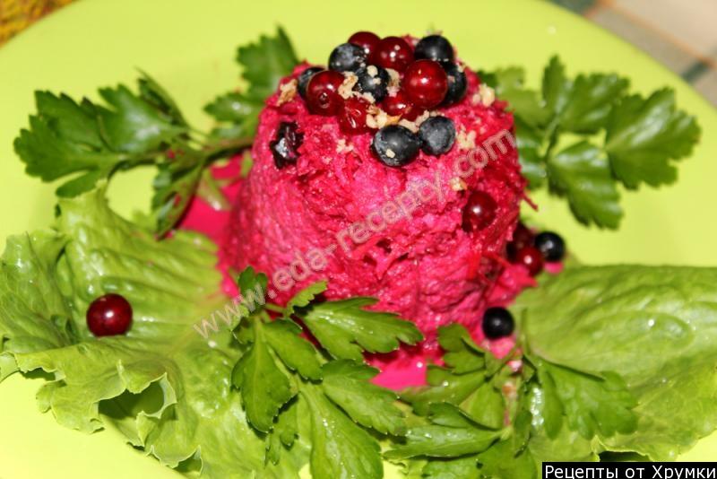 Обложка рецепта Салат из сырой свеклы с грецкими орехами и черносливом