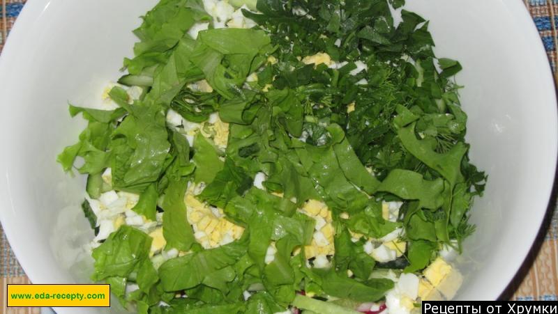 Шаг 5 приготовления Весенний салат из редиски с яйцом и огурцом