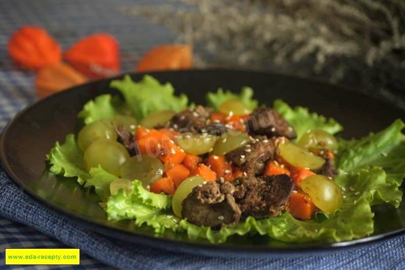 Обложка рецепта Теплый салат из куриной печени, тыквы и винограда
