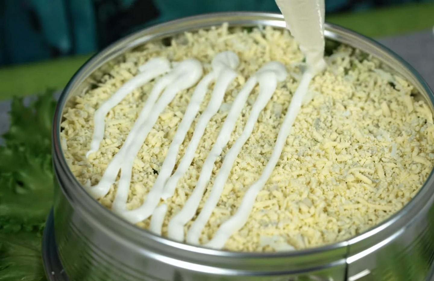 Шаг 10 приготовления Слоеный салат Невеста с копченой курицей