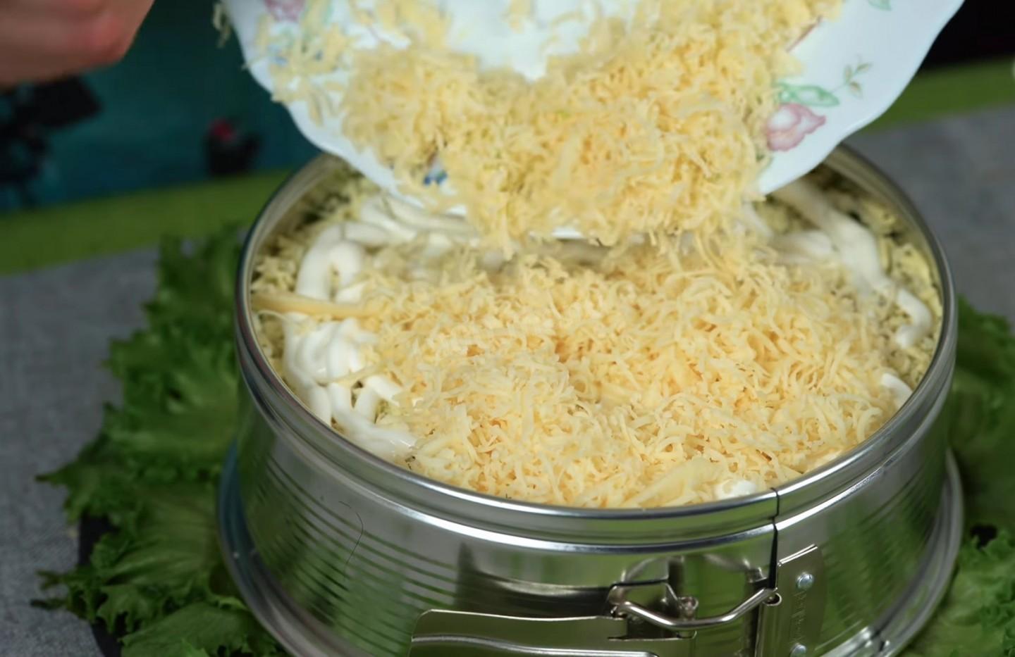 Шаг 11 приготовления Слоеный салат Невеста с копченой курицей