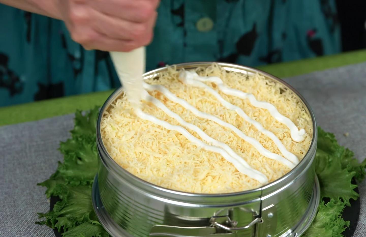 Шаг 12 приготовления Слоеный салат Невеста с копченой курицей