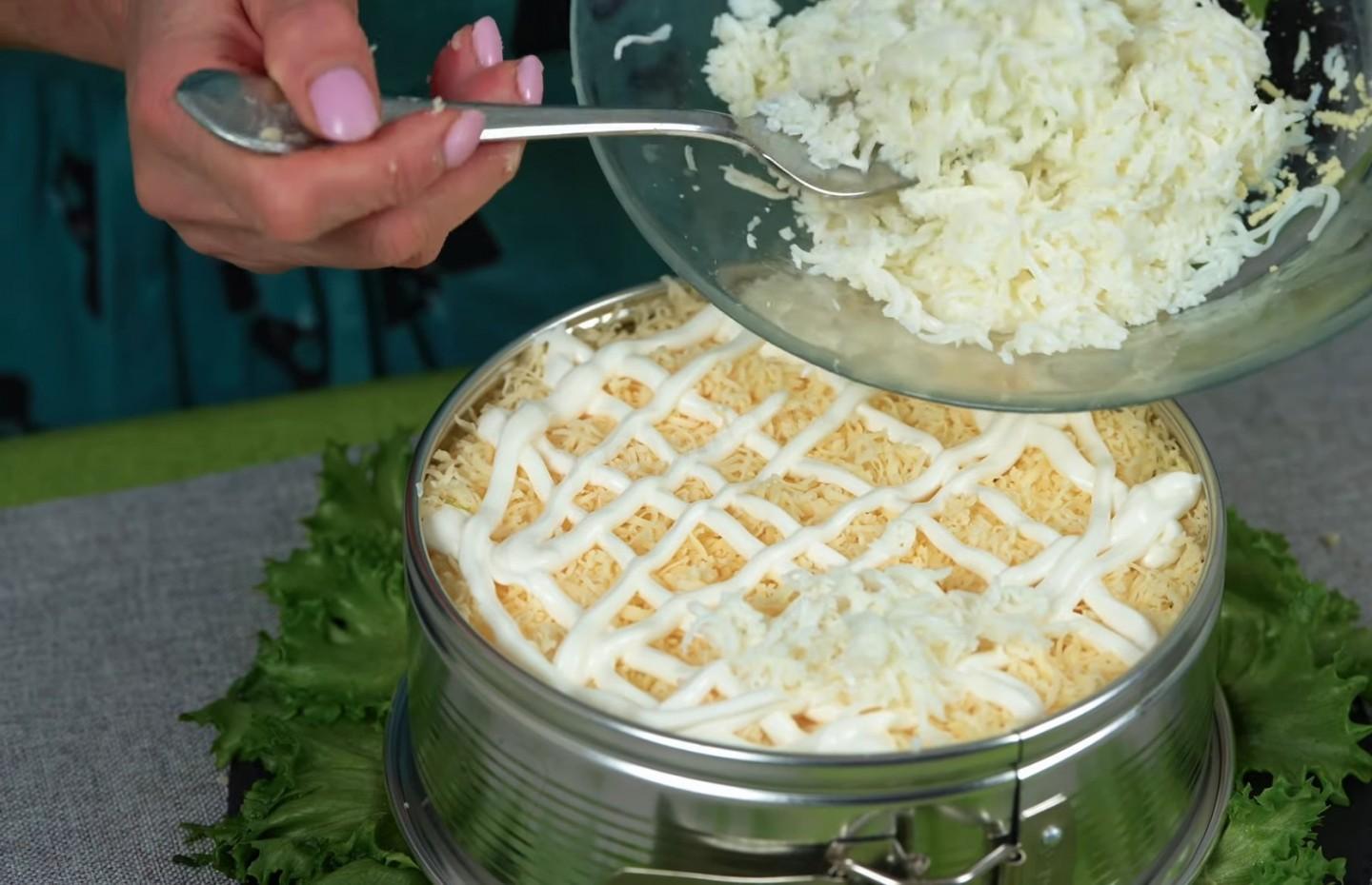 Шаг 13 приготовления Слоеный салат Невеста с копченой курицей