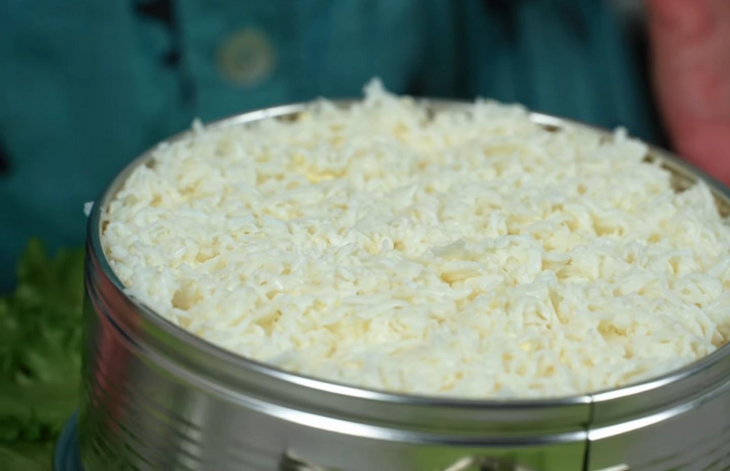 Шаг 14 приготовления Слоеный салат Невеста с копченой курицей
