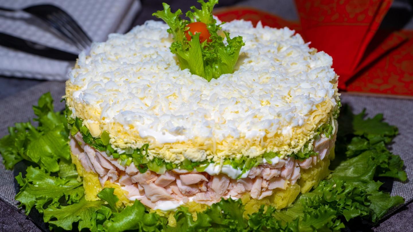 Шаг 16 приготовления Слоеный салат Невеста с копченой курицей