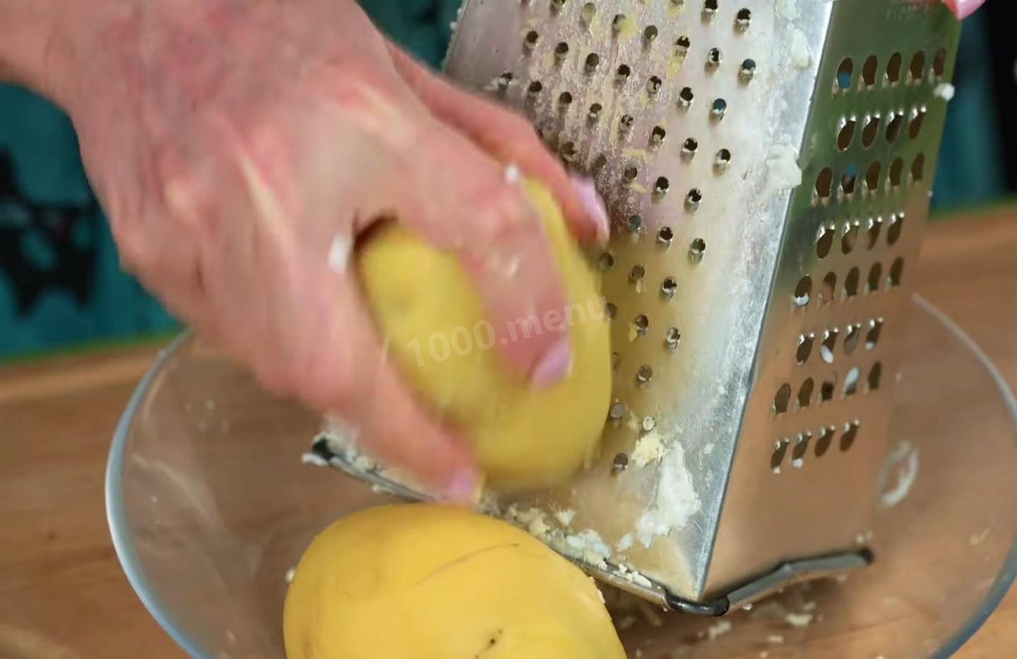 Шаг 3 приготовления Слоеный салат Невеста с копченой курицей