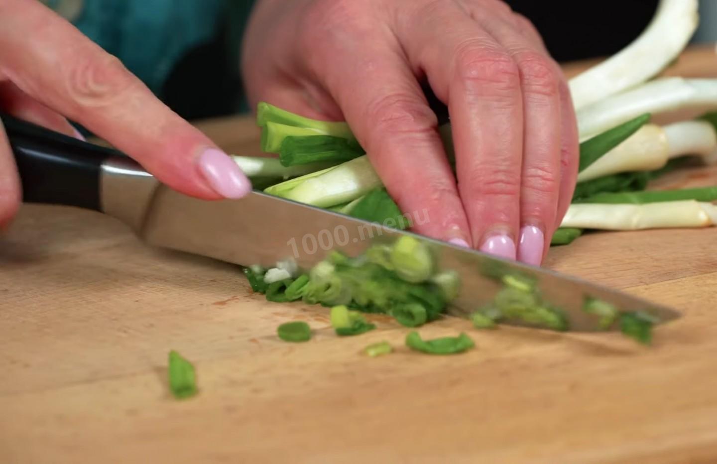 Шаг 4 приготовления Слоеный салат Невеста с копченой курицей