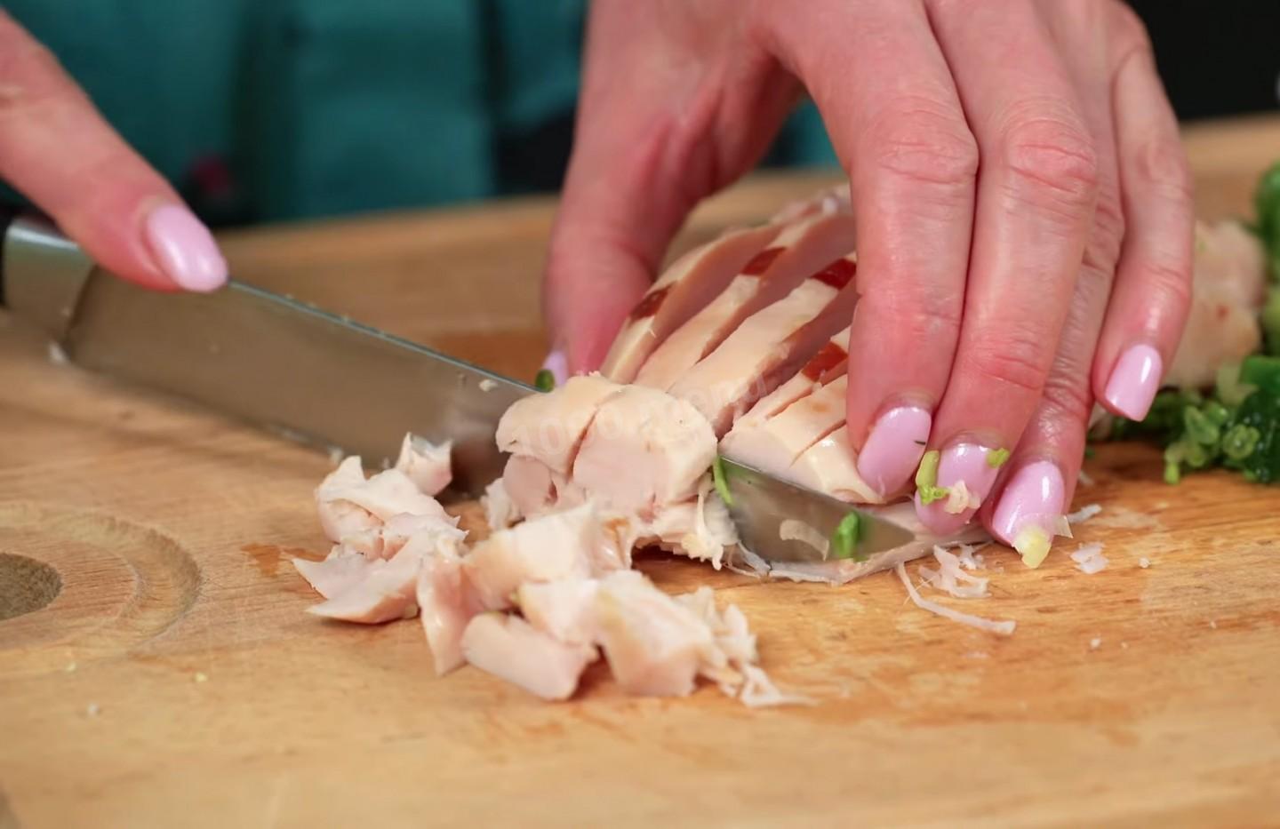 Шаг 5 приготовления Слоеный салат Невеста с копченой курицей