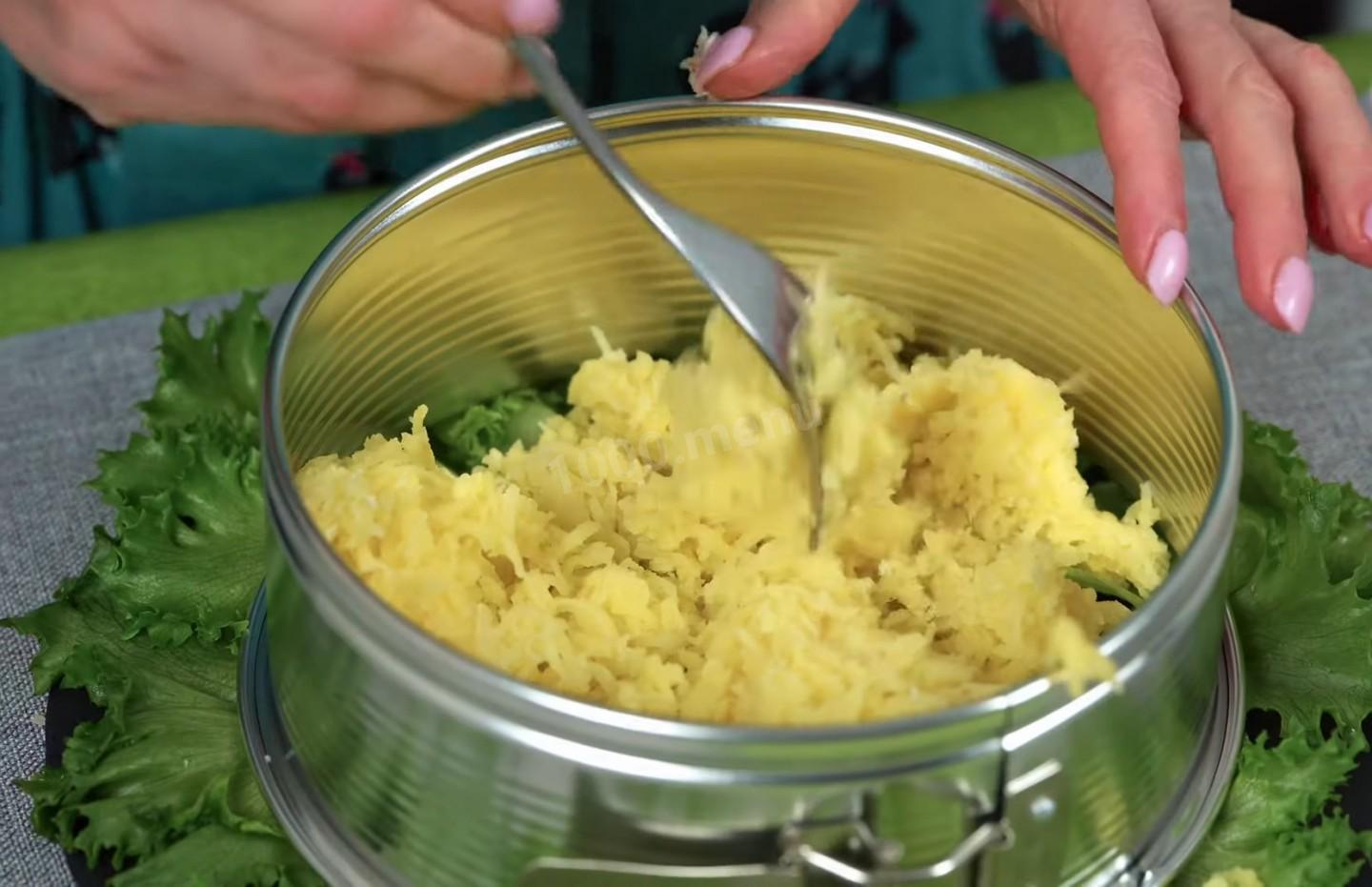 Шаг 6 приготовления Слоеный салат Невеста с копченой курицей
