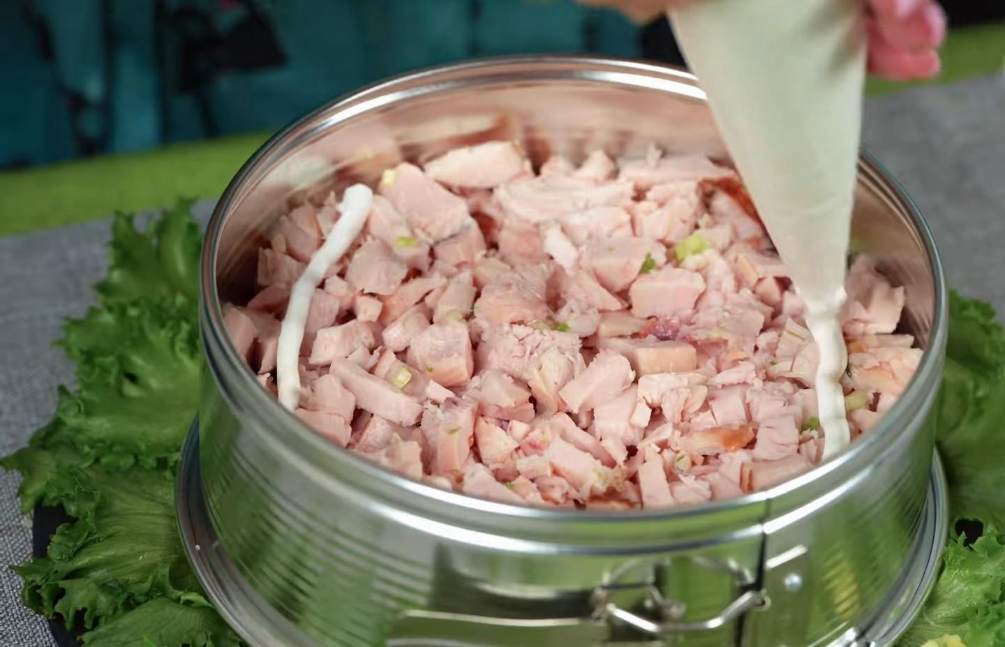 Шаг 8 приготовления Слоеный салат Невеста с копченой курицей