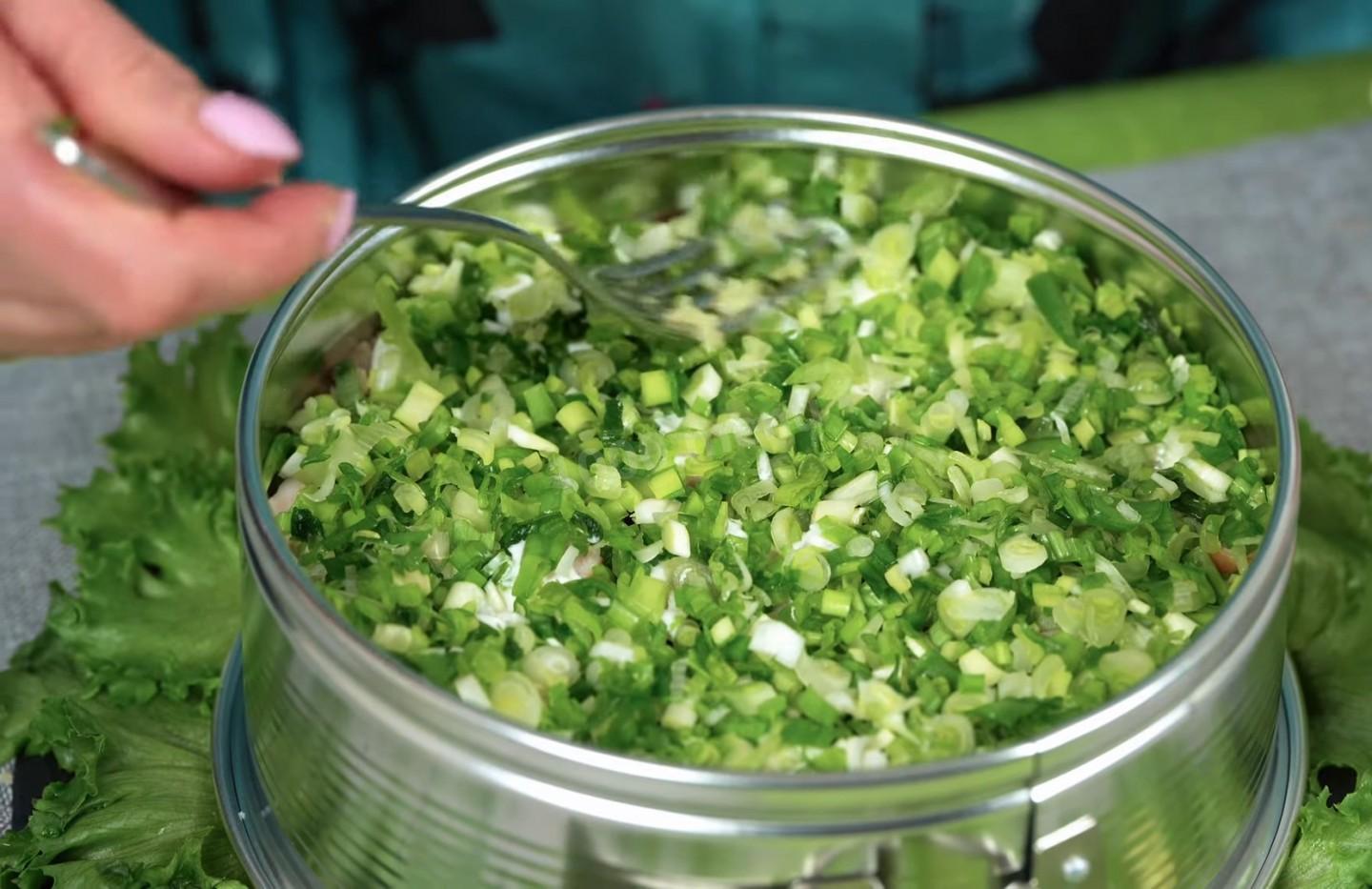 Шаг 9 приготовления Слоеный салат Невеста с копченой курицей