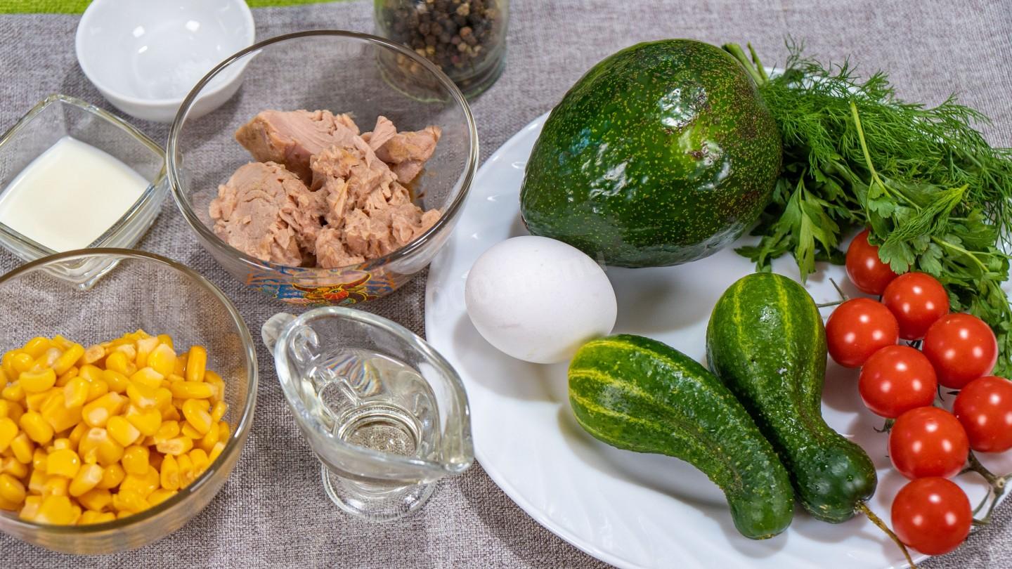 Шаг 1 приготовления Салат из тунца с авокадо яйцом и кукурузой