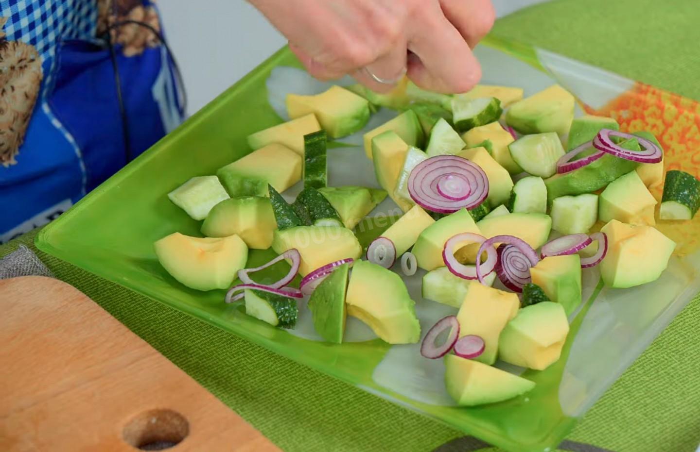Шаг 6 приготовления Салат из тунца с авокадо яйцом и кукурузой