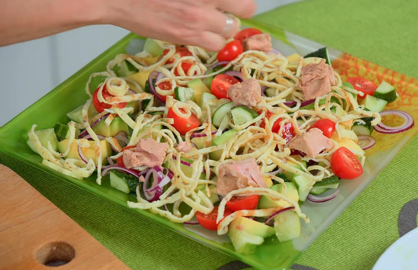 Шаг 8 приготовления Салат из тунца с авокадо яйцом и кукурузой