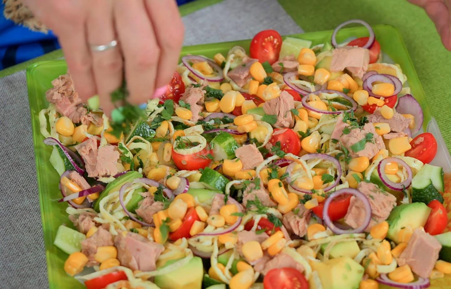 Шаг 9 приготовления Салат из тунца с авокадо яйцом и кукурузой
