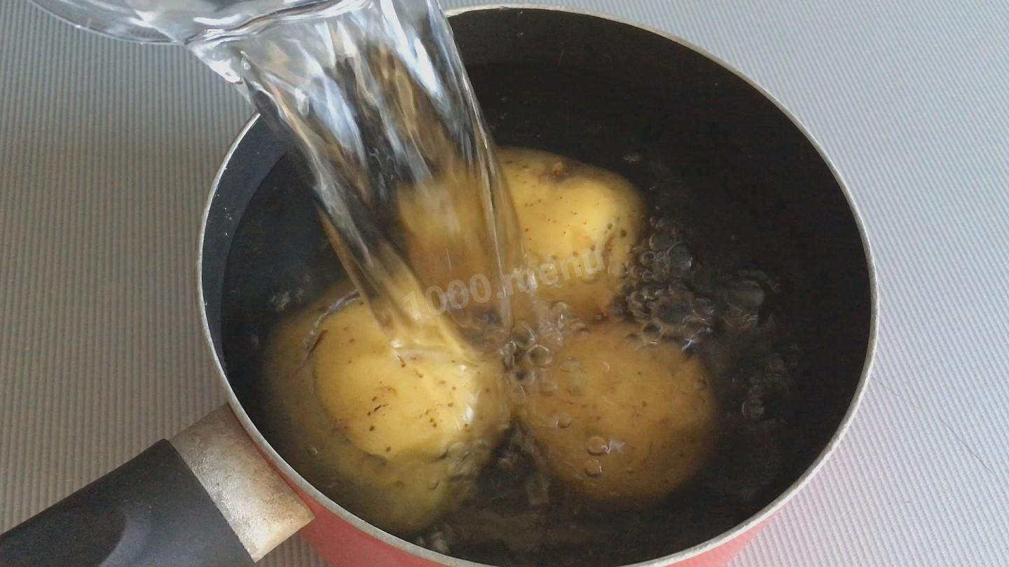 Шаг 1 приготовления Картофельный салат с болгарским перцем и оливками