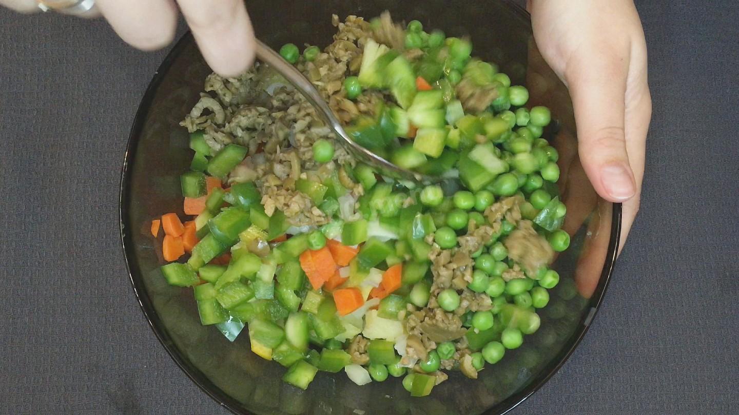 Шаг 14 приготовления Картофельный салат с болгарским перцем и оливками